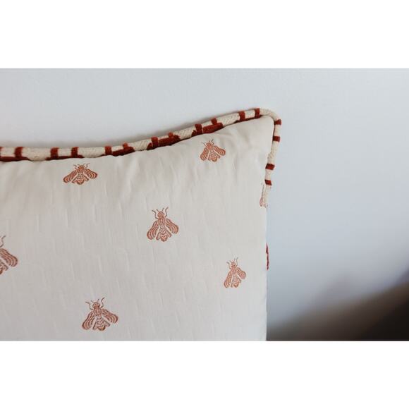 Beautiful Bee 24" Throw Pillow with Contrasting Trim Pottery Barn Down Insert - Picture 1 of 3